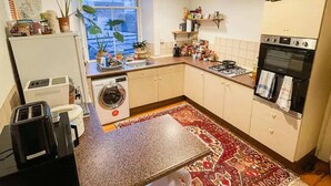 Basic Apartment, Multiple Beds | Private kitchen | Fridge, microwave, oven, stovetop - Homely 2 Bedroom Apartment in the Heart of Edinburgh (Edinburgh)
