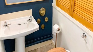 Basic Apartment, Multiple Beds | Bathroom | Hair dryer, towels, soap, shampoo - Homely 2 Bedroom Apartment in the Heart of Edinburgh (Edinburgh)