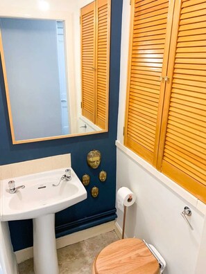 Basic Apartment, Multiple Beds | Bathroom | Hair dryer, towels, soap, shampoo - Homely 2 Bedroom Apartment in the Heart of Edinburgh (Edinburgh)