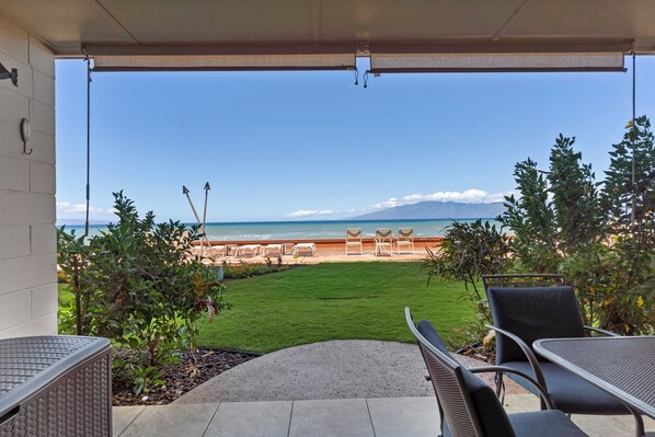 Outdoor dining - Makani Sands #103 1brm Beachfront condo in West Maui UNDER NEW MANAGEMENT!! (Lahaina)