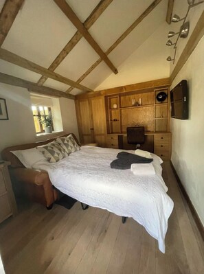 4 bedrooms, desk, iron/ironing board, free WiFi