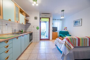 Interior - 300 metres to the beach with WiFi, air conditioning (Baska)