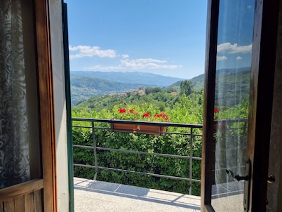 Villa, private pool, country & mountain views. Walk village
