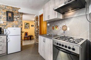 Fridge, oven, stovetop, coffee/tea maker - 1 bedroom lovely home in Barat (Barat)