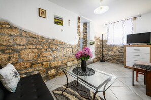 TV - 1 bedroom lovely home in Barat (Barat)