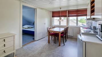 Kylskåp, ugn, spishäll och kaffe- och tebryggare