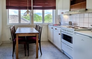 Fridge, oven, stovetop, coffee/tea maker