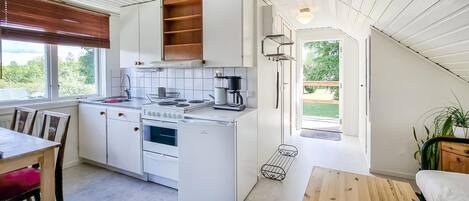 Fridge, oven, stovetop, coffee/tea maker