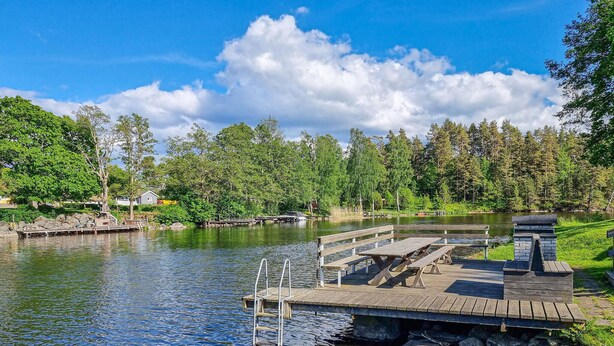 A wooden dock extending into a calm lake, surrounded by lush greenery and trees. - 1 bedroom cozy apartment in Gullspång (Gullspång)