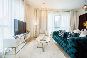 Appartement exécutif | Aire de séjour | Téléviseur à écran plat de 55 po avec télévision par câble, téléviseur