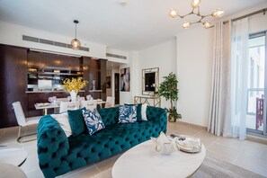 Executive-Apartment | Wohnbereich | 55-Zoll-Flachbildfernseher mit Kabelempfang, Fernseher