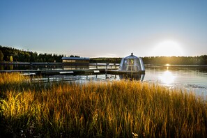 Lake - A unique experience in a floating glass-igloo (Hyrynsalmi)