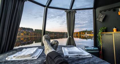 A unique experience in a floating glass-igloo