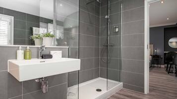 City Studio | Bathroom | Shower, free toiletries, towels, soap