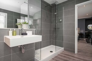 Ducha, artículos de tocador gratuitos, toallas, jabón