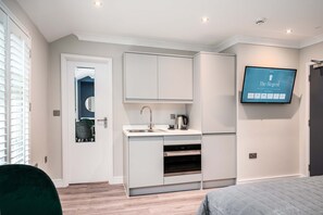 City Studio | Private kitchenette | Electric kettle, toaster - The Regent Aparthotel (Cambridge)