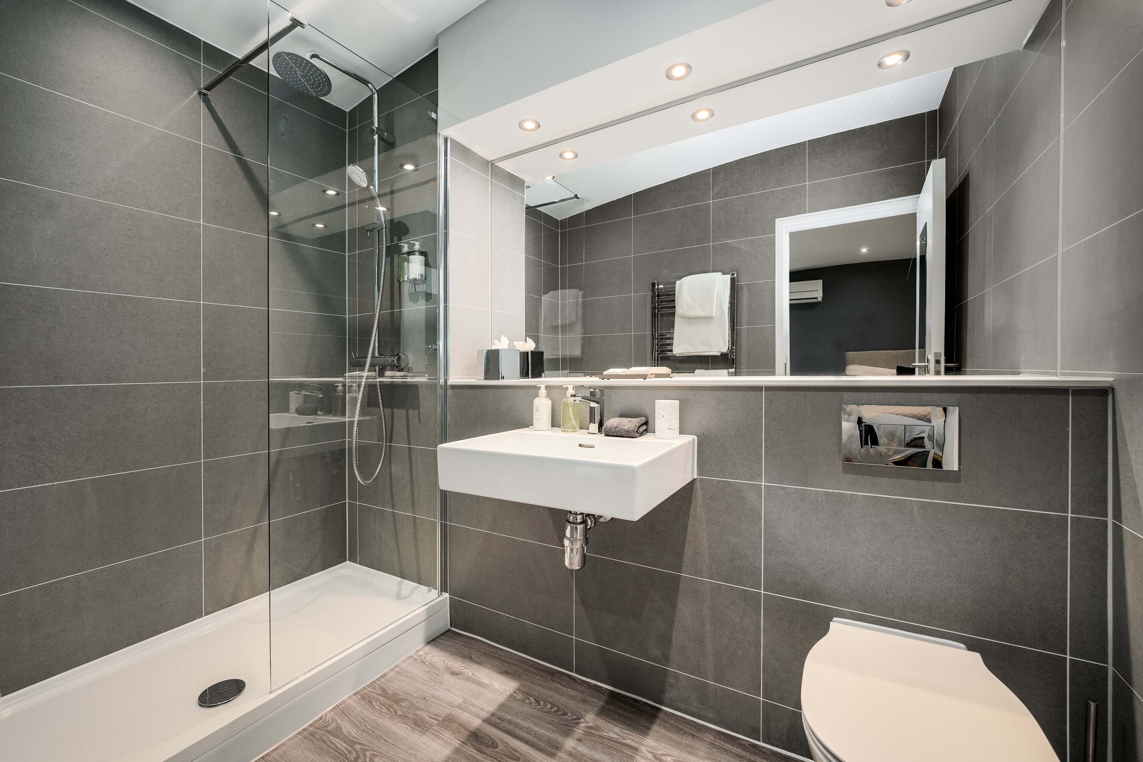 Premium Studio | Bathroom | Shower, free toiletries, towels, soap
