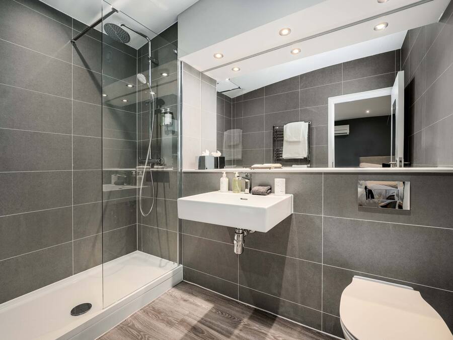 Studio Premium | Phòng tắm | Buồng tắm vòi sen, đồ dùng nhà tắm miễn phí, khăn tắm, xà phòng
