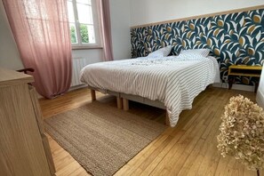 4 habitaciones, tabla de planchar con plancha y cuna de viaje