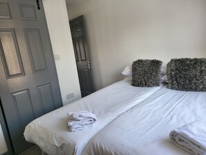 3 bedrooms, iron/ironing board, free WiFi, bed sheets - Vetrelex Colchester 3bed House (Colchester)