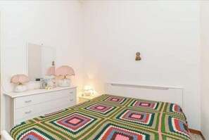 2 habitaciones y tabla de planchar con plancha 