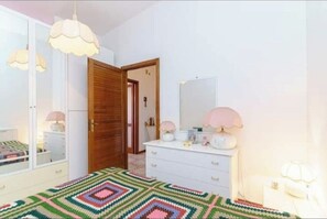 2 habitaciones y tabla de planchar con plancha 