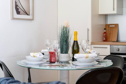 Livestay - 2 Bed Apt, Free Parking in Luton