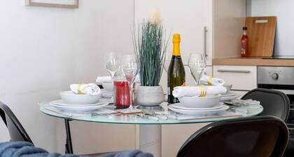Livestay - 2 Bed Apt, Free Parking in Luton