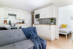 Departamento, varias camas | Cocina privada | Refrigerador, microondas, horno y parrilla de estufa
