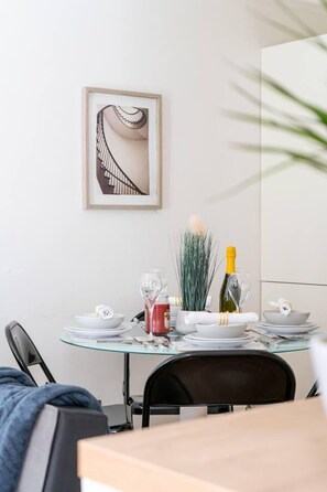 Appartement, Plusieurs lits | Aire de séjour