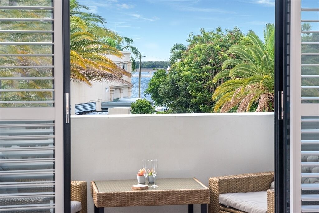 Walking distance to the Broadwater, Spacious 3 x Bedroom walk up Unit