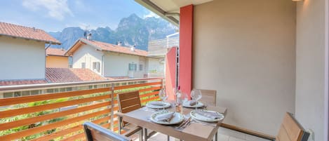Departamento familiar, 1 habitación, balcón (Casa Margherita Few Minutes From Lake) | Restaurante al aire libre