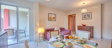 Family Apartment, 1 Bedroom (Casa Margherita Few Minutes From Lake) | Dining