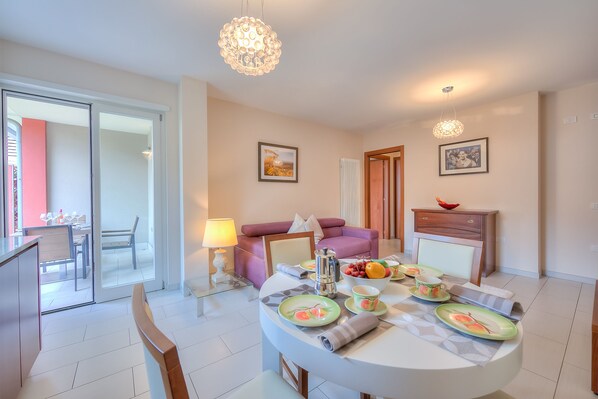 Family Apartment, 1 Bedroom (Casa Margherita Few Minutes From Lake) | Dining