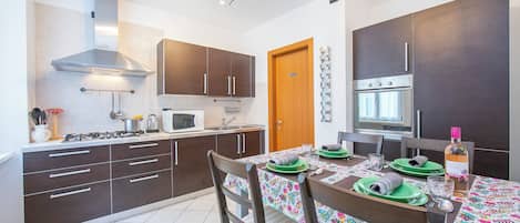 อพาร์ทเมนท์สำหรับครอบครัว, หลายห้องนอน (Casa Azzurra 150m From Lake) | ครัวส่วนตัว | ตู้เย็น, ไมโครเวฟ, เตาอบ, เตาประกอบอาหาร
