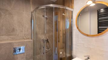 Classic Apartment | Bathroom | Shower, rainfall showerhead, hair dryer, heated floors