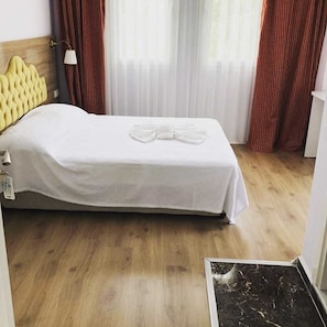 Elite-Dreibettzimmer | Hochwertige Bettwaren, Minibar, Zimmersafe, individuell dekoriert