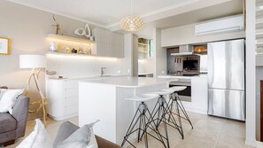 Kühlschrank, Mikrowelle, Ofen, Geschirrspüler
