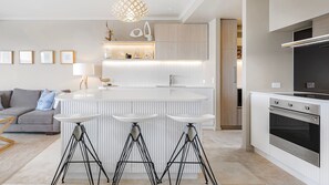 Refrigerador, microondas, horno y lavavajillas 