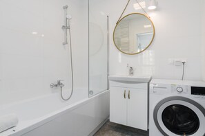Apartment, 1 Bedroom, Balcony | Bathroom | Towels, soap, shampoo - Apartment Poznan Rejtana (Poznan)