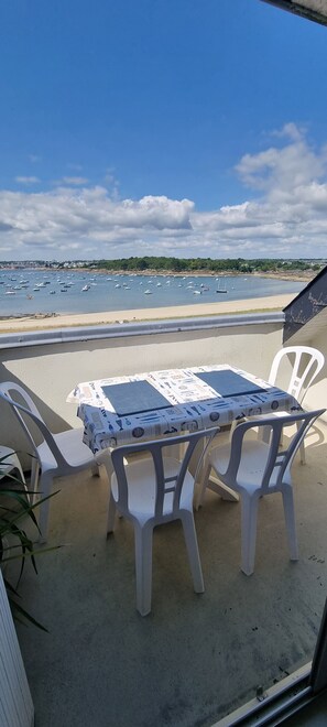 Outdoor dining - Beautiful duplex with sea view balcony at Le Cabellou in Concarneau  (Concarneau)