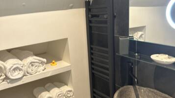 Quadrupla Deluxe, letti multipli | Bagno | Doccia, soffione a pioggia, set di cortesia gratuito, asciugacapelli