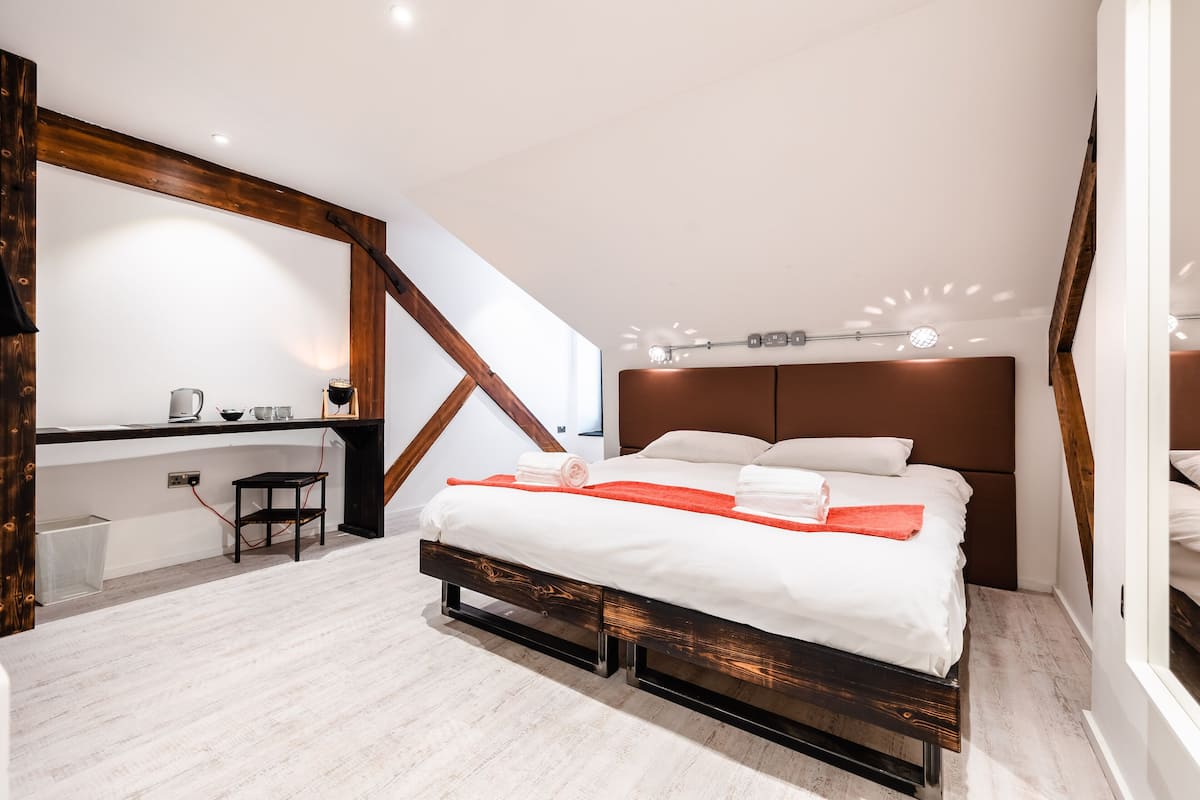 Decoración personalizada, muebles diferentes, escritorio y wifi gratis