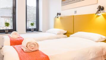 Camera Standard con 2 letti singoli | Con stile personalizzato, con arredamento individuale, una scrivania