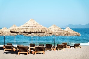 On the beach, white sand, sun loungers, beach umbrellas - Butterfly Valley Beach Glamping  (Fethiye)