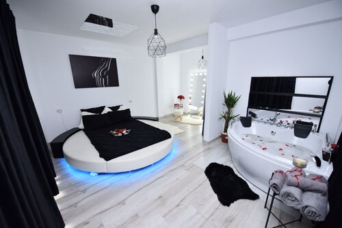 Lux: Jacuzzi Semineu Pat Rotund Oglinda Tavan