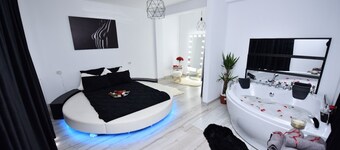 Lux: Jacuzzi Semineu Pat Rotund Oglinda Tavan