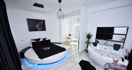 Lux: Jacuzzi Semineu Pat Rotund Oglinda Tavan