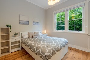 3 chambres, bureau, Wi-Fi gratuit, draps fournis