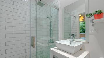 Ensemble douche/baignoire, sèche-cheveux, serviettes fournies, savon